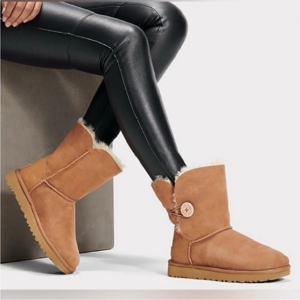 Ugg  Short Womens Boots Size 8!